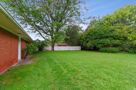 Well-loved brick-built ranch with beautiful country views - image 3
