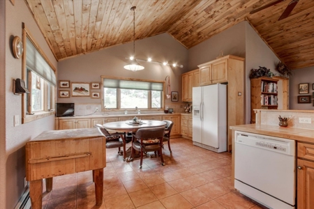 Custom-built Mountain Home - image 14