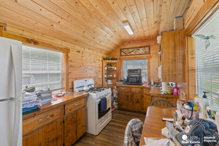 Cabins for sale in Arkansas with creek and acreage - image 7
