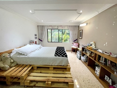 Amazing high ceiling house located in Poblado - image 3