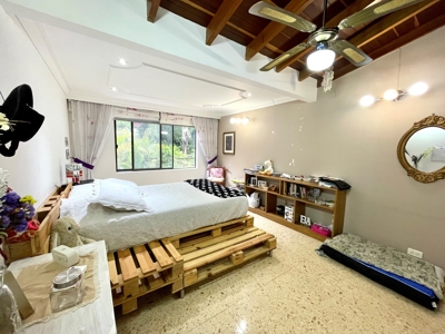 Amazing high ceiling house located in Poblado - image 4