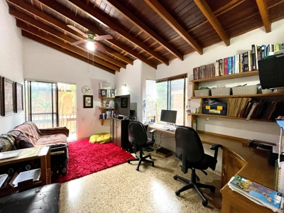 Amazing high ceiling house located in Poblado - image 2