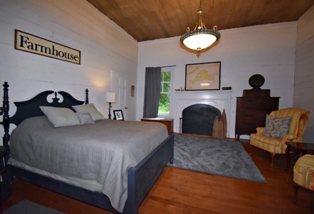 2 Bedroom 1.5 bath Historic home on 1.4 acres of Land $220k - image 10