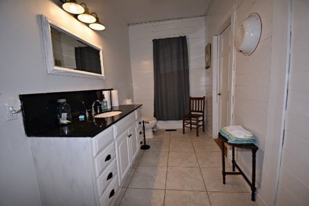 2 Bedroom 1.5 bath Historic home on 1.4 acres of Land $220k - image 15