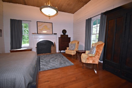 2 Bedroom 1.5 bath Historic home on 1.4 acres of Land $220k - image 11