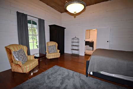 2 Bedroom 1.5 bath Historic home on 1.4 acres of Land $220k - image 12