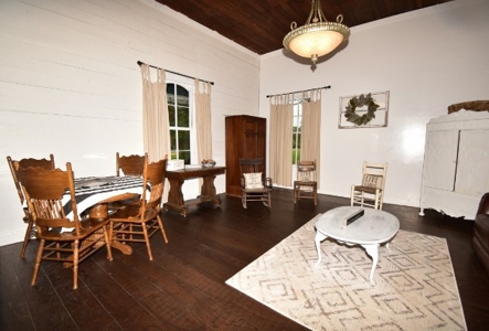2 Bedroom 1.5 bath Historic home on 1.4 acres of Land $220k - image 8