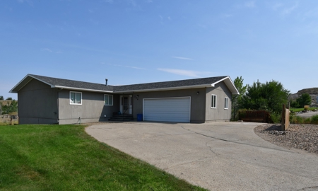 4 Bedrooms 3 Bath  Attached Dbl Garage - image 1