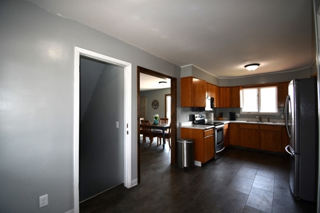 4 Bedrooms 3 Bath  Attached Dbl Garage - image 4