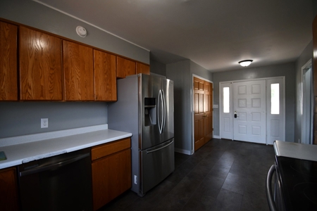4 Bedrooms 3 Bath  Attached Dbl Garage - image 2