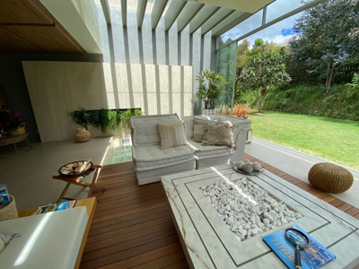Home with smart features and jacuzzi - image 12