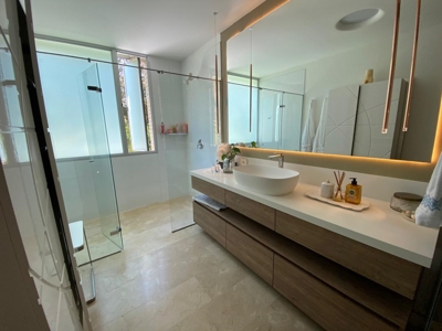 Home with smart features and jacuzzi - image 37