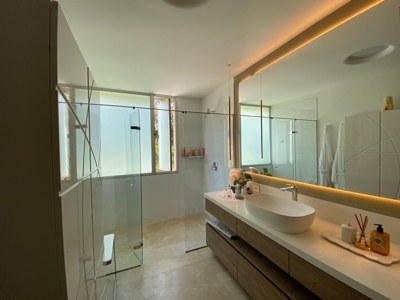 Home with smart features and jacuzzi - image 38