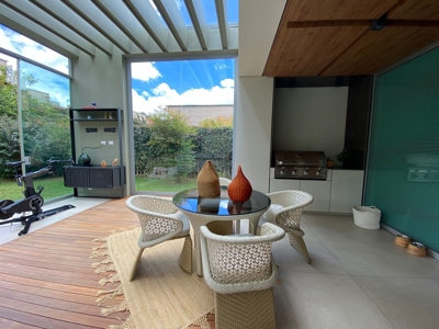 Home with smart features and jacuzzi - image 18