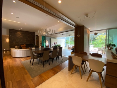 Home with smart features and jacuzzi - image 4