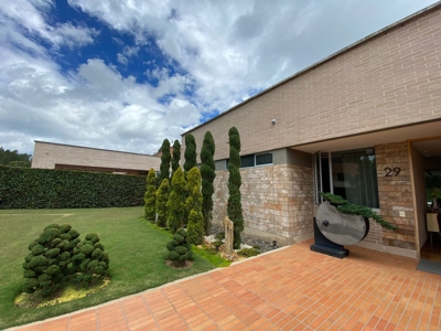 Home with smart features and jacuzzi - image 2