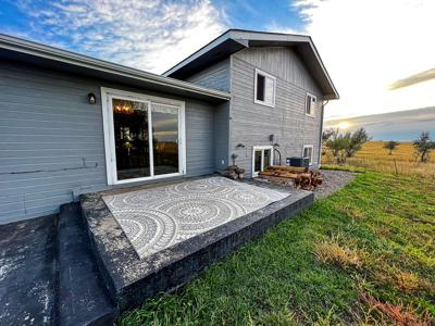 Mt Small Acreage Grazing Renovated House, Barn, Outbuildings - image 2