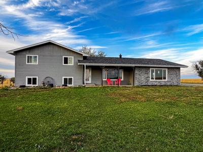 Mt Small Acreage Grazing Renovated House, Barn, Outbuildings - image 1