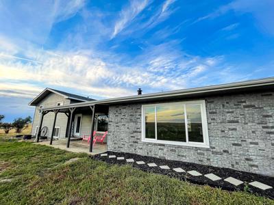 Mt Small Acreage Grazing Renovated House, Barn, Outbuildings - image 5