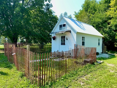 Cozy Retreat in Caldwell County, MO, Tiny Home with Loft - image 1