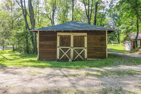 Chain O' Lakes Home For Sale in Waupaca WI - image 11