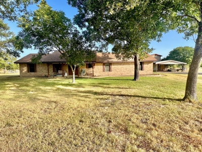 Country Living, Well Maintained, Mature Trees, Large Shop - image 1