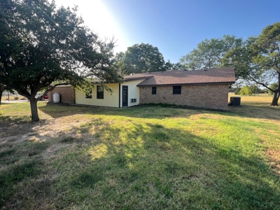 Country Living, Well Maintained, Mature Trees, Large Shop - image 8