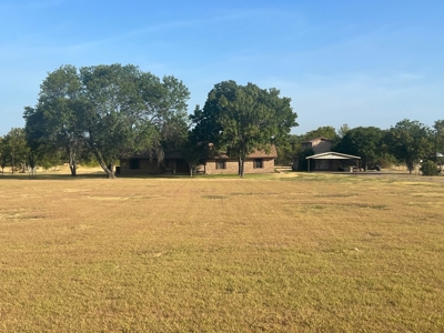 Country Living, Well Maintained, Mature Trees, Large Shop - image 2