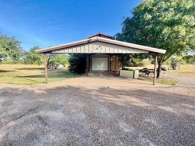 Country Living, Well Maintained, Mature Trees, Large Shop - image 4