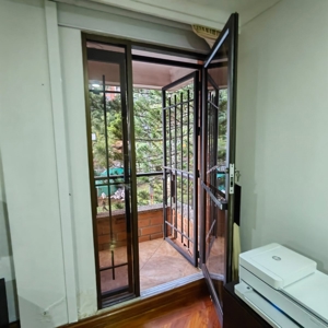 Perfectly Located Apartment with potential - image 8