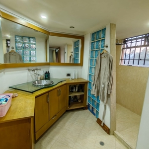 Perfectly Located Apartment with potential - image 3