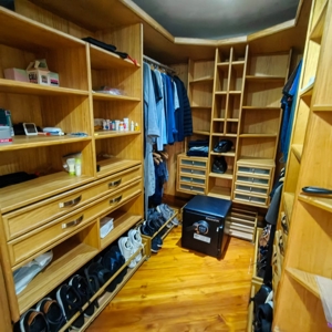 Perfectly Located Apartment with potential - image 2