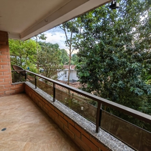 Perfectly Located Apartment with potential - image 1
