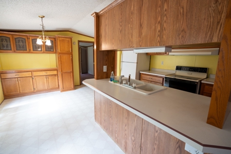 Well Maintained Mobile Home - image 8
