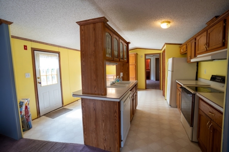 Well Maintained Mobile Home - image 9