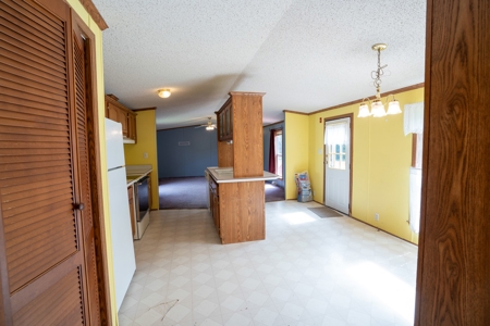 Well Maintained Mobile Home - image 10