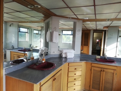 Apartment with Extensive Renovation Potential - image 9
