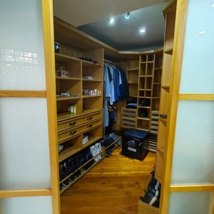 Apartment with Extensive Renovation Potential - image 4