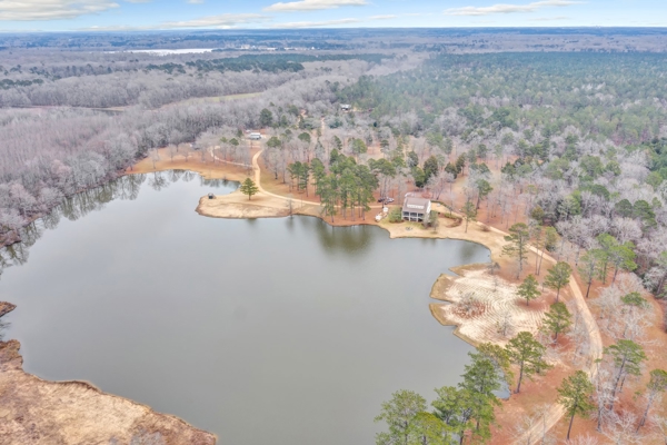 668 Acre Turnkey Hunting Property Sleeps 22 in West AL
