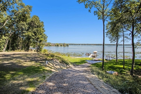 Up North getaway without the drive - Gull Lake cottage - image 30