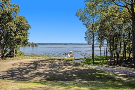 Up North getaway without the drive - Gull Lake cottage - image 43