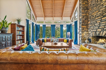 Unparalleded Luxury Living - image 4