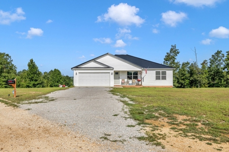 Country Home for Sale in Lewis County, Tennessee - image 4