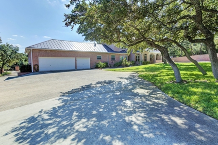 Stunning Country Updated Home-pool, Acreage, Bulverde Texas - image 33