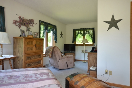 Country Custom Built Home on on 3.01 Acres Soldiers Grove - image 18
