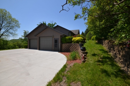 Country Custom Built Home on on 3.01 Acres Soldiers Grove - image 12