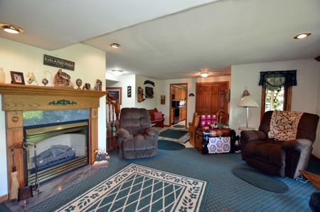 Country Custom Built Home on on 3.01 Acres Soldiers Grove - image 36