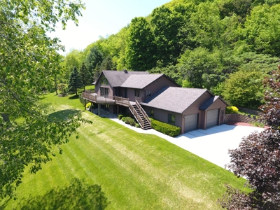 Country Custom Built Home on on 3.01 Acres Soldiers Grove - image 2