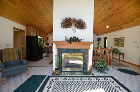 Country Custom Built Home on on 3.01 Acres Soldiers Grove - image 30