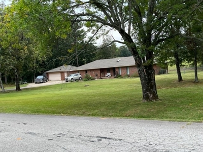 FOR SALE: Beautiful SPACIOUS Home/ OUTSKIRTS of TOWN - image 1